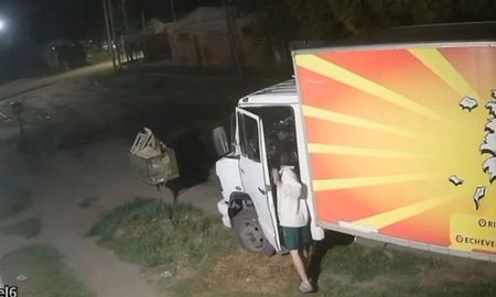 Se llevó un camión cargado de pollos en segundos y quedó filmado. Se llevó un camión cargado de pollos en segundos y quedó filmado.