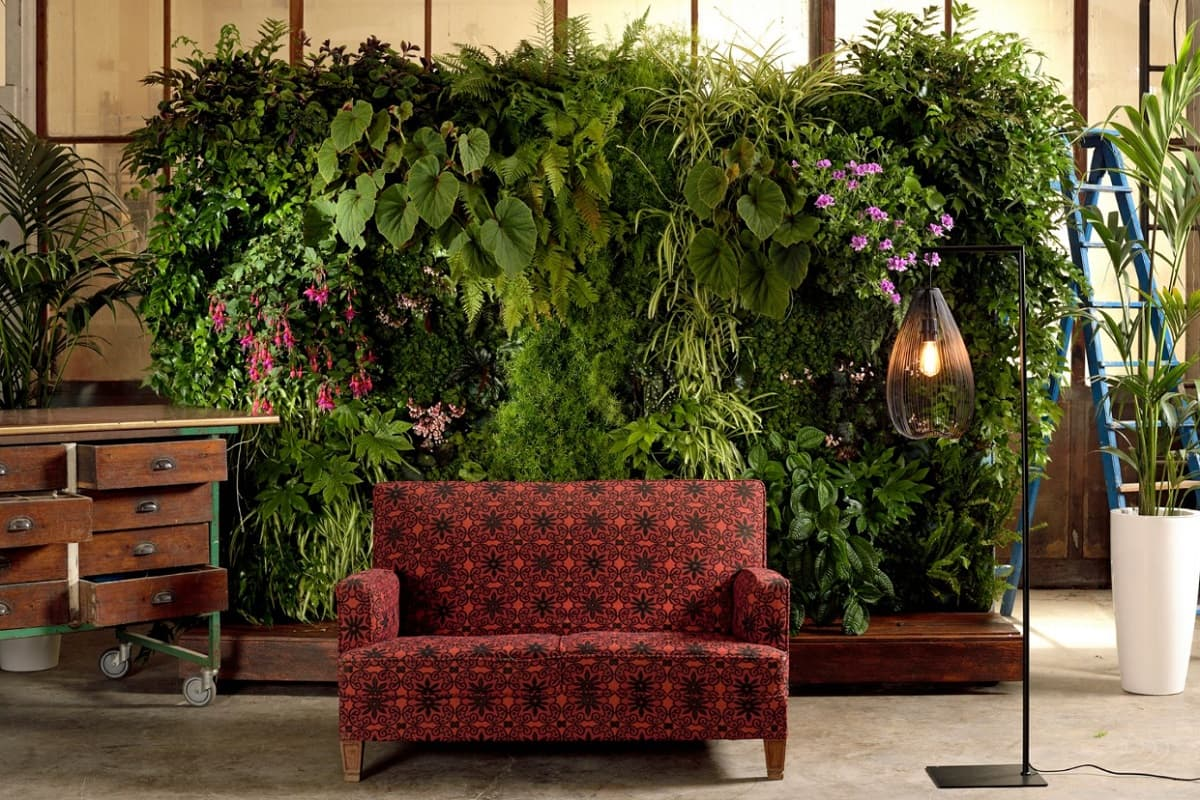 Un jardín vertical es una instalación cubierta de plantas de diversas especies que son cultivadas en una estructura vertical especial.