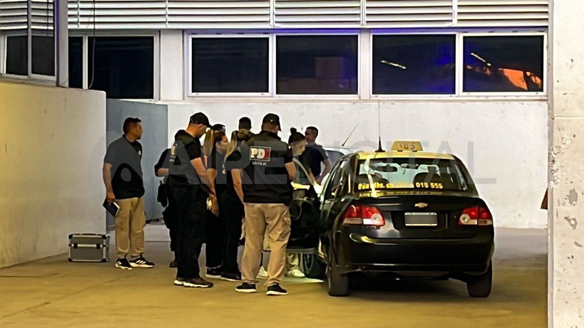 Personal de la PDI peritó el taxi involucrado en el hecho.