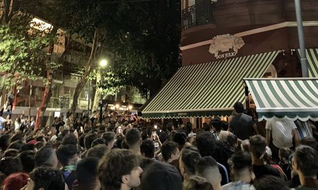 La noticia de que Messi estaba allí no tardó en difundirse y la esquina comenzó a llenarse. La noticia de que Messi estaba allí no tardó en difundirse y la esquina comenzó a llenarse.