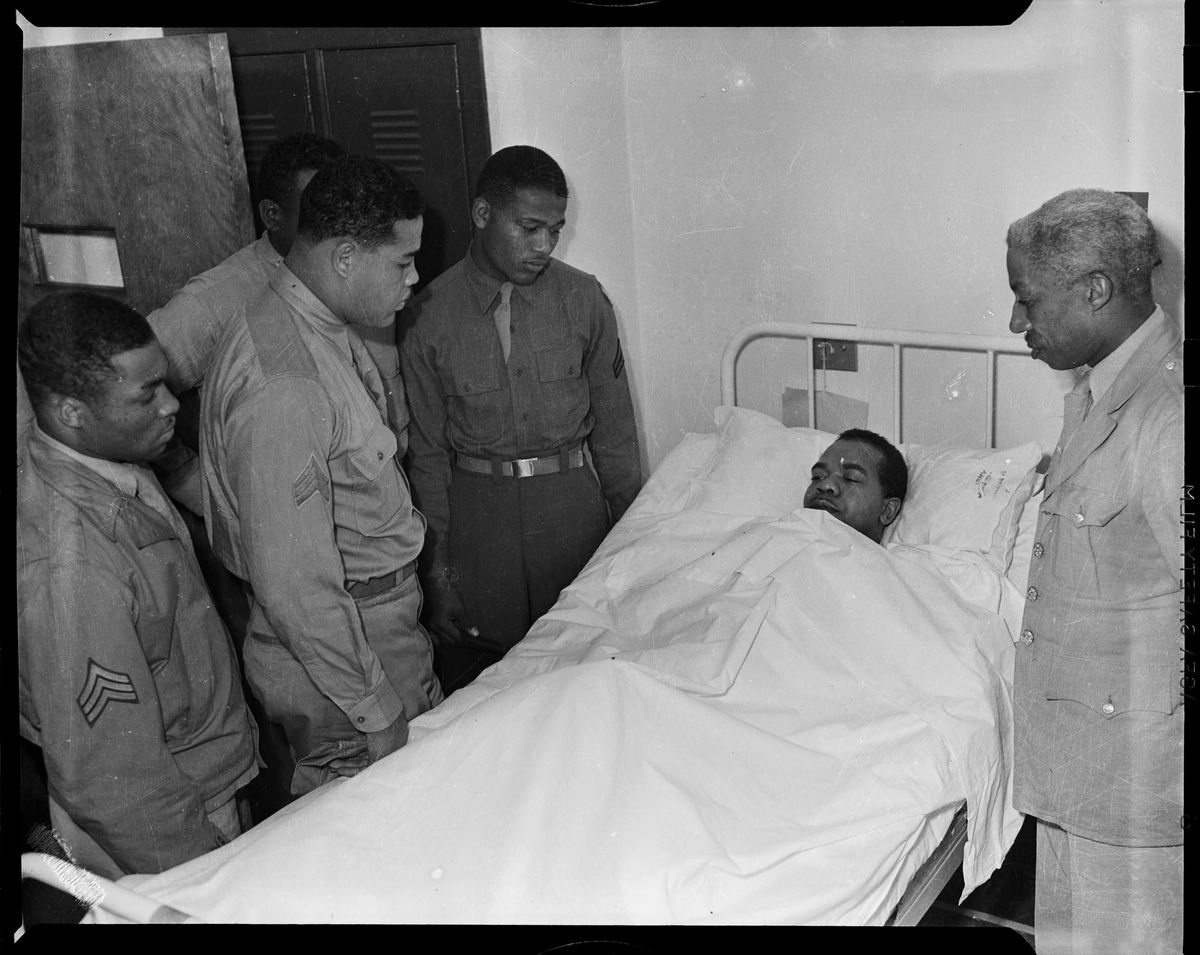 Durante la Segunda Guerra Mundial, tanto Louis como Robinson –quienes trabaron una gran amistad, que se mantendría por el resto de sus vidas– sirvieron en el Ejército, y realizaron varias exhibiciones para las tropas estadounidenses. En la foto, tomada en septiembre de 1943, visitan a un herido en el Butler Veterans Hospital, en Pennsylvania. Durante la Segunda Guerra Mundial, tanto Louis como Robinson –quienes trabaron una gran amistad, que se mantendría por el resto de sus vidas– sirvieron en el Ejército, y realizaron varias exhibiciones para las tropas estadounidenses. En la foto, tomada en septiembre de 1943, visitan a un herido en el Butler Veterans Hospital, en Pennsylvania.