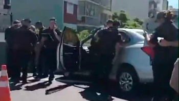 Terror en la Autopista 25 de Mayo: tiroteo entre la Policía y tres hombres a bordo de un auto