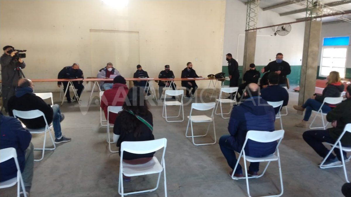 El presidente comunal y las autoridades policiales recibieron a los vecinos