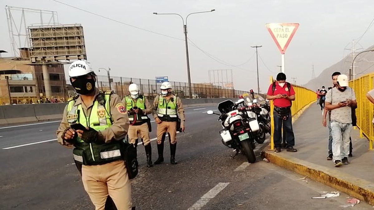 La Policía Nacional de Perú intenta controlar los disturbios.