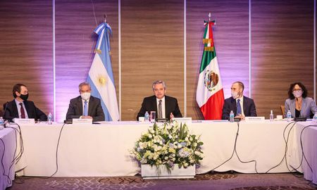 El mandatario arribó este lunes por mañana al aeropuerto internacional Benito Juárez, en Ciudad de México, para participar de la celebración de los 200 años de la Independencia de ese país, tras haber sido invitado especialmente por su par Andrés Manuel López Obrador. El mandatario arribó este lunes por mañana al aeropuerto internacional Benito Juárez, en Ciudad de México, para participar de la celebración de los 200 años de la Independencia de ese país, tras haber sido invitado especialmente por su par Andrés Manuel López Obrador.