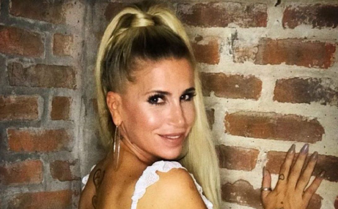 Florencia Peña recordó el modelo de Elizabeth Hurley con los laterales al desnudo