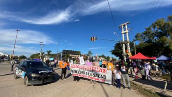 Familiares, amigos y allegados a Roxana Gómez se manifestaron este jueves frente al Hospital Iturraspe.