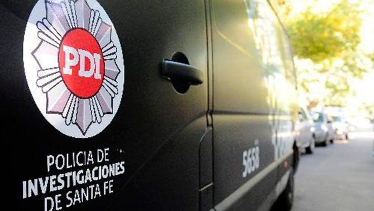 La vocera del Gobierno de Santa Fe confirmó que la agente es investigada por Asuntos Internos tras el caso de la alumna que llevó droga a la escuela.
