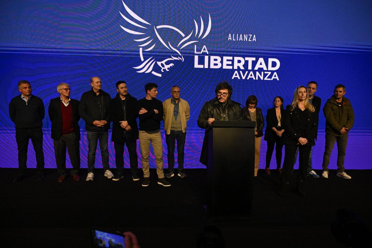 El presidente Javier Milei realiza cambios políticos en su gestión tras la derrota en las elecciones de Buenos Aires.