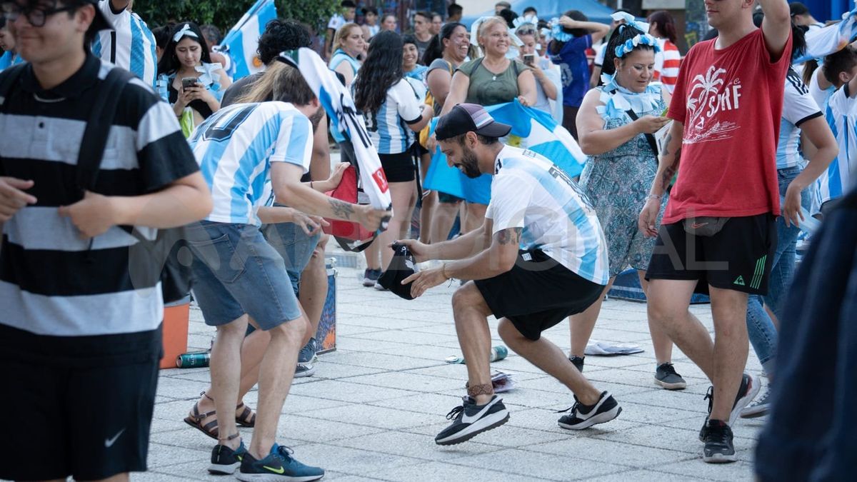 Algunos hinchas festejaron bailando. 
