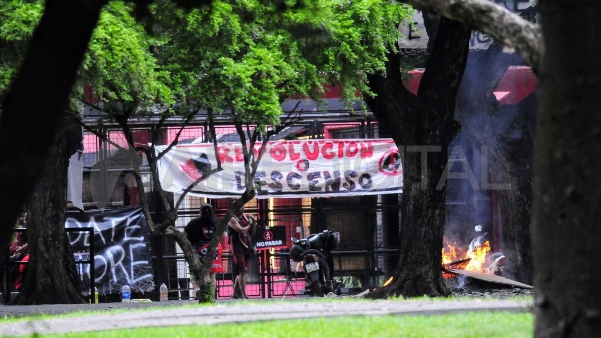 Sigue la toma del club en Newells y los socios pasaron la noche en la sede de la institución