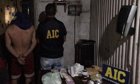La Agencia de Investigación Criminal detuvo a Maximiliano Pioli, quien se había fugado de la comisaría sexta de Rosario. La Agencia de Investigación Criminal detuvo a Maximiliano Pioli, quien se había fugado de la comisaría sexta de Rosario.