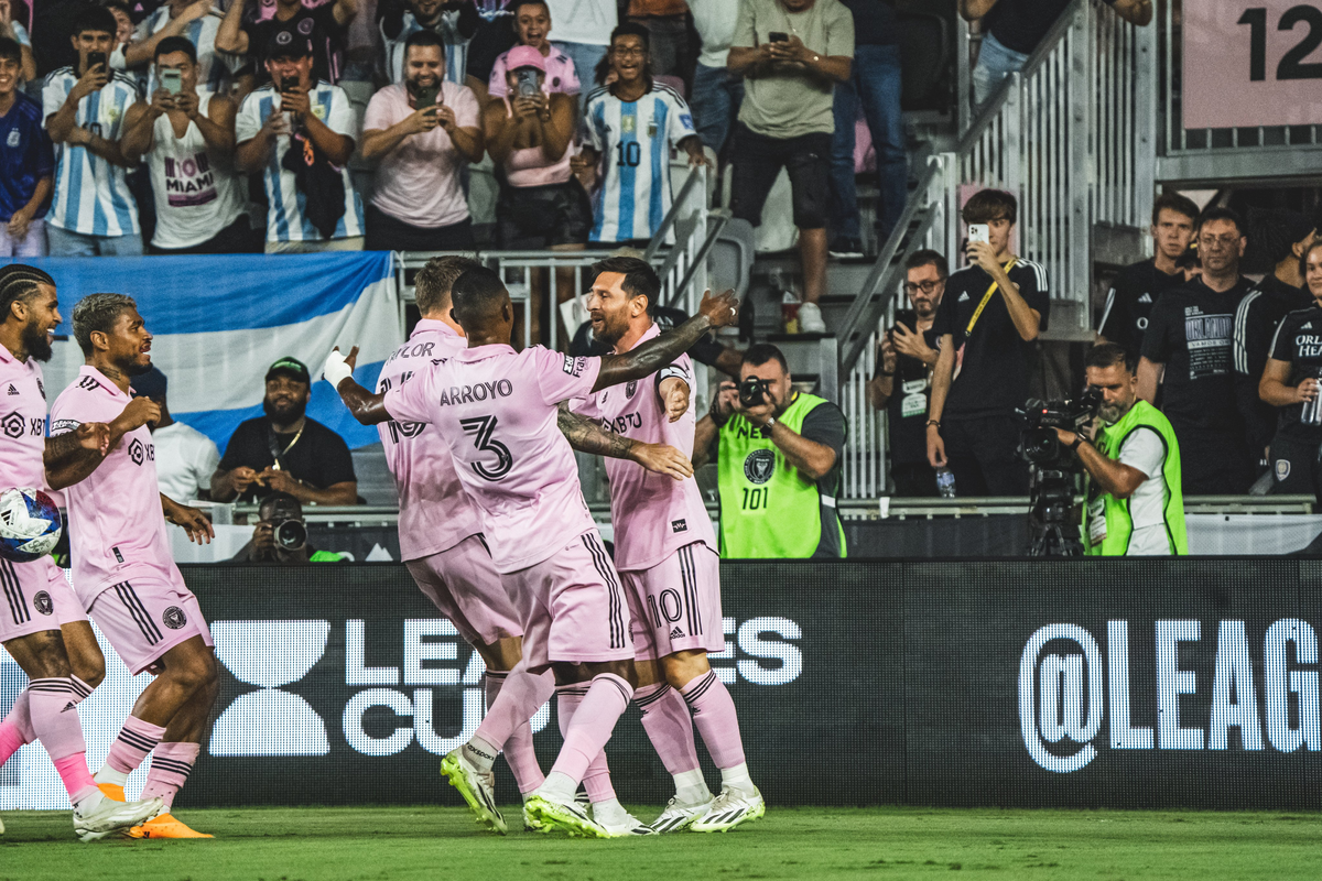 El feste de Lionel Messi tras el primer gol en Inter Miami vs. Orlando City. El feste de Lionel Messi tras el primer gol en Inter Miami vs. Orlando City.