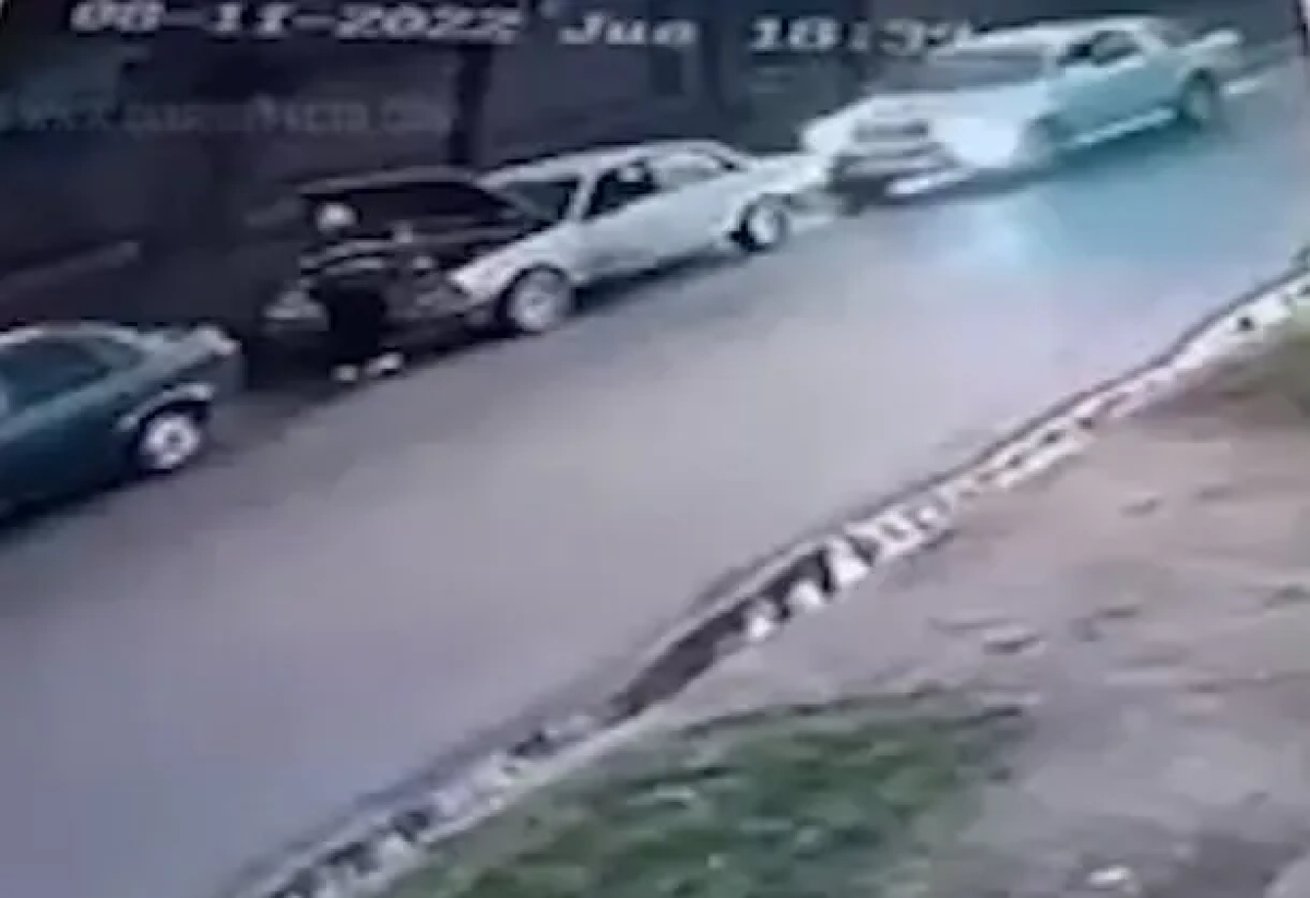 El joven se encuentra inconsciente, con golpes en la cabeza, piernas, brazos y espalda.