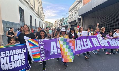 Santa Fe marcha a 11 años del primer Ni Una Menos contra la violencia machista. Santa Fe marcha a 11 años del primer Ni Una Menos contra la violencia machista.