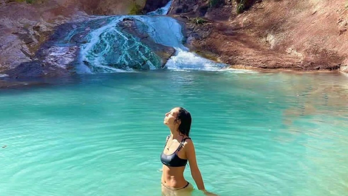 El sendero a las Termas del Jordán ofrece miradores y sectores selváticos que sorprenden a cada paso.