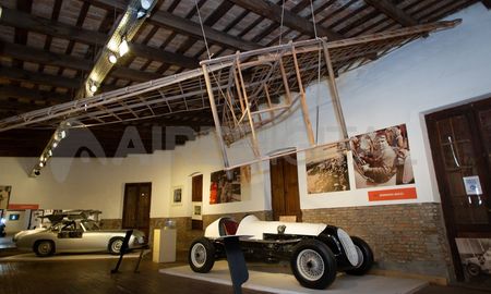 El avión con el que Domingo Bucci volaba a Morteros y uno de sus Hudson en la primera sala del museo. El avión con el que Domingo Bucci volaba a Morteros y uno de sus Hudson en la primera sala del museo.
