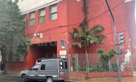 Ratas, roturas y humedad: preocupa la situación edilicia del Comercial Domingo Silva.