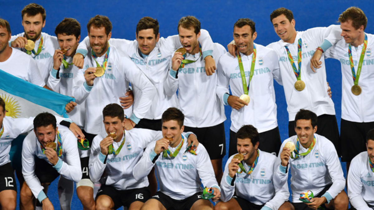 Los Leones celebran la histórica medalla de oro conquistada en Río 2016, tras vencer 4-2 a Bélgica y hacer historia en los Juegos Olímpicos.