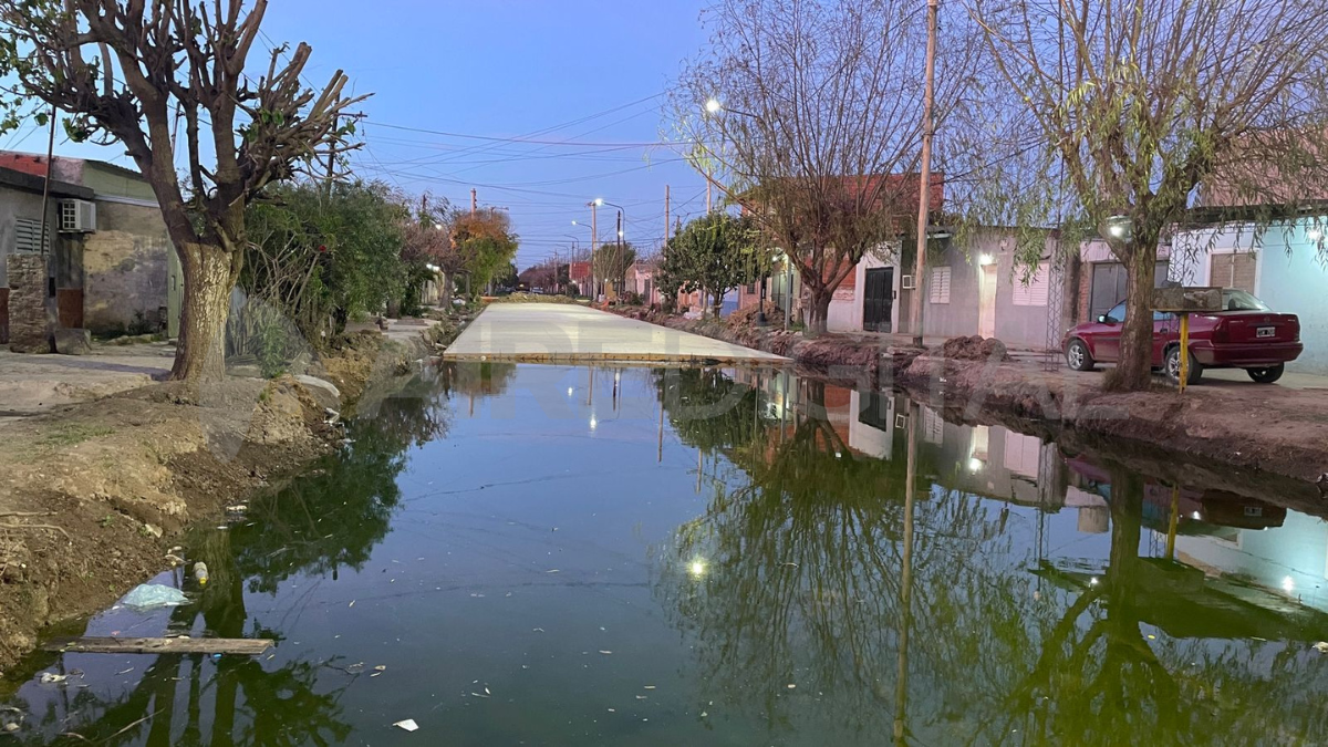 Barrio San José: una obra inconclusa generó un piletón a cielo abierto.