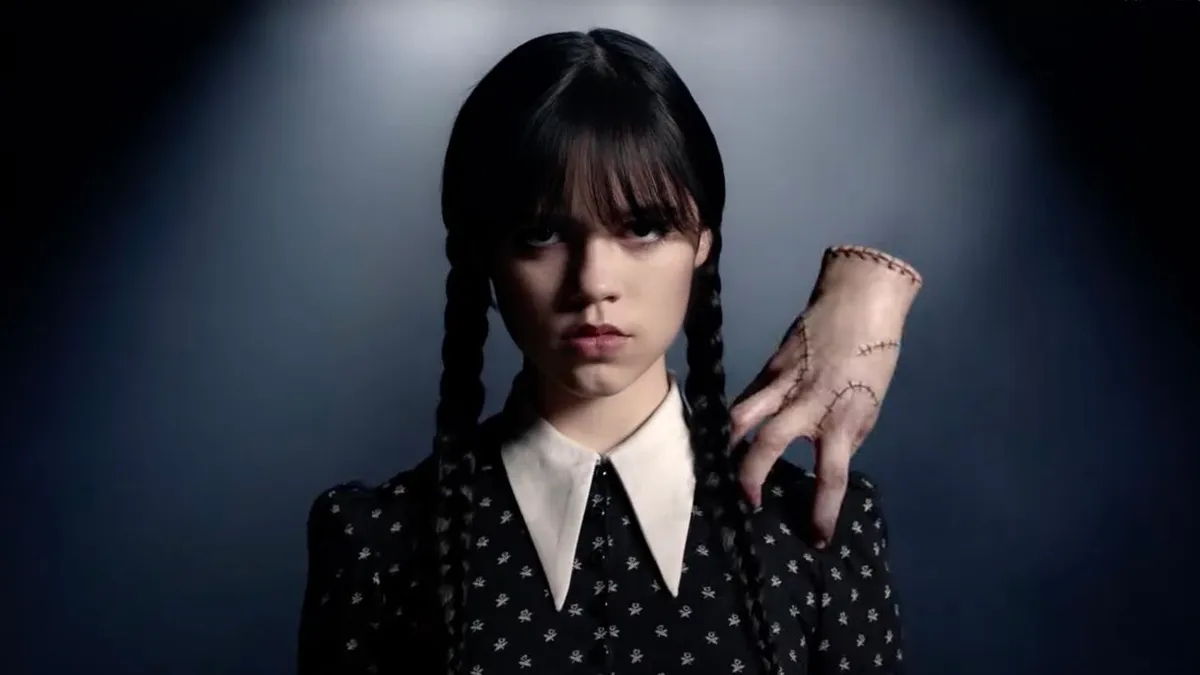 Jenna Marie Ortega comenzó su carrera como actriz infantil, recibiendo reconocimiento por su papel como la joven Jane Villanueva en la serie de comedia y drama producida por The CW, Jane the Virgin.