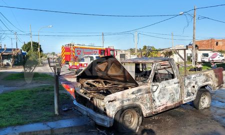 Dos dotaciones de bomberos lograron apagar el fuego en una camioneta Chevrolet que se incendió en una vivienda en calle Gorostiaga al 3700.