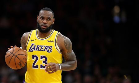 video: lebron james sorprende a todos bailando reggaeton en el concierto de bad bunny video: lebron james sorprende a todos bailando reggaeton en el concierto de bad bunny