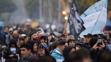El último adiós al Indio, en fotos: masiva peregrinación hacia Avellaneda La despedida pública al Indio Solari se realiza en el predio José María Gatica de Villa Domínico.