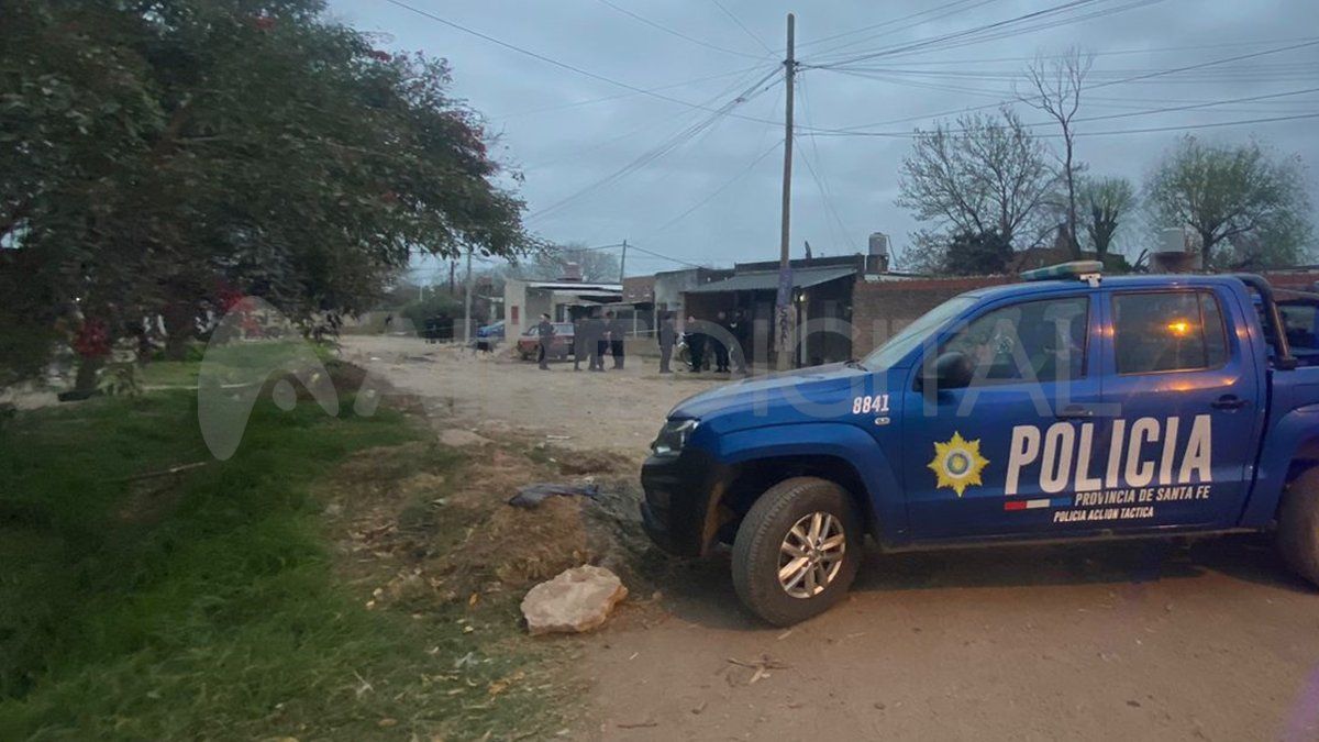 Policías de la jurisdicción preservaron la escena del crimen de Ojeda en barrio Scarafía. Policías de la jurisdicción preservaron la escena del crimen de Ojeda en barrio Scarafía.