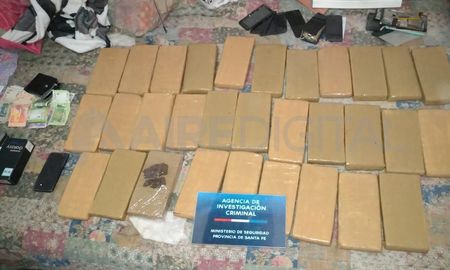Los ladrillos fueron peritados por los agentes de la Brigada Operativa Antinarcóticos. Los ladrillos fueron peritados por los agentes de la Brigada Operativa Antinarcóticos.