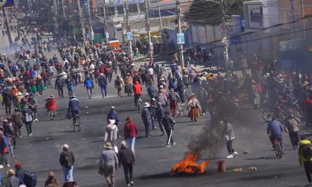 Manifestantes participando en una protesta para exigir la renuncia del presidente boliviano, Rodrigo Paz Pereira, en la ciudad de El Alto, Bolivia.