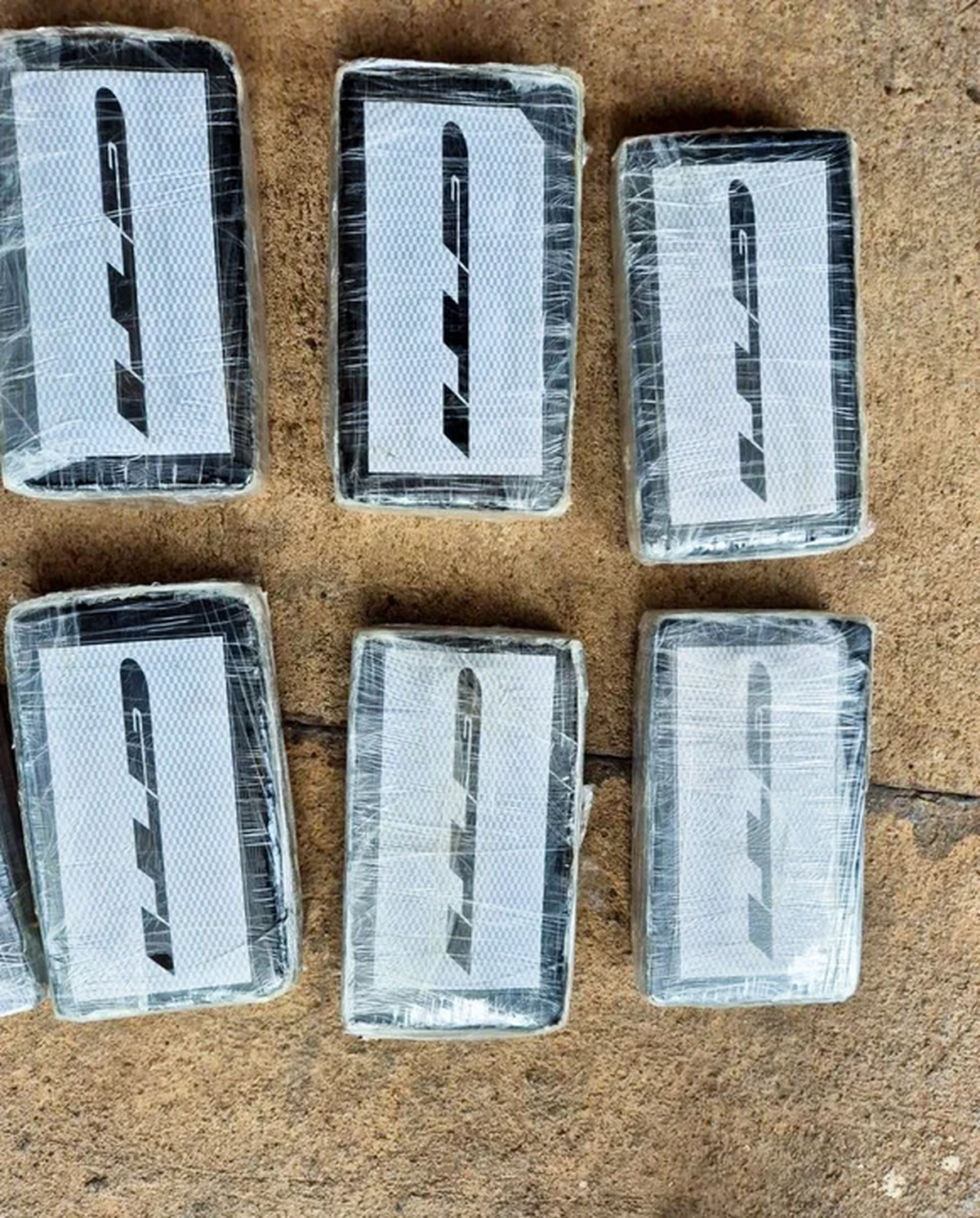 Policía realizó una revisión del auto y encontró 37 ladrillos de droga valuados en $750 millones. Policía realizó una revisión del auto y encontró 37 ladrillos de droga valuados en $750 millones.