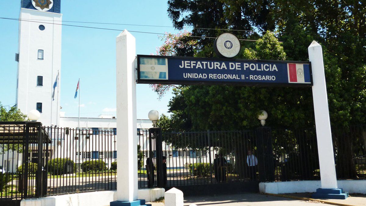 Solari fue jefe de la Unidad Regional III (departamento Belgrano) y su último cargo en la fuerza fue como director de la Policía de Acción Táctica (PAT) en Rosario.