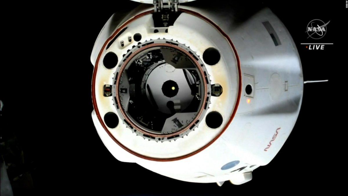 Los astronuatas vuelven a la tierra a bordo de una cápsula SpaceX.