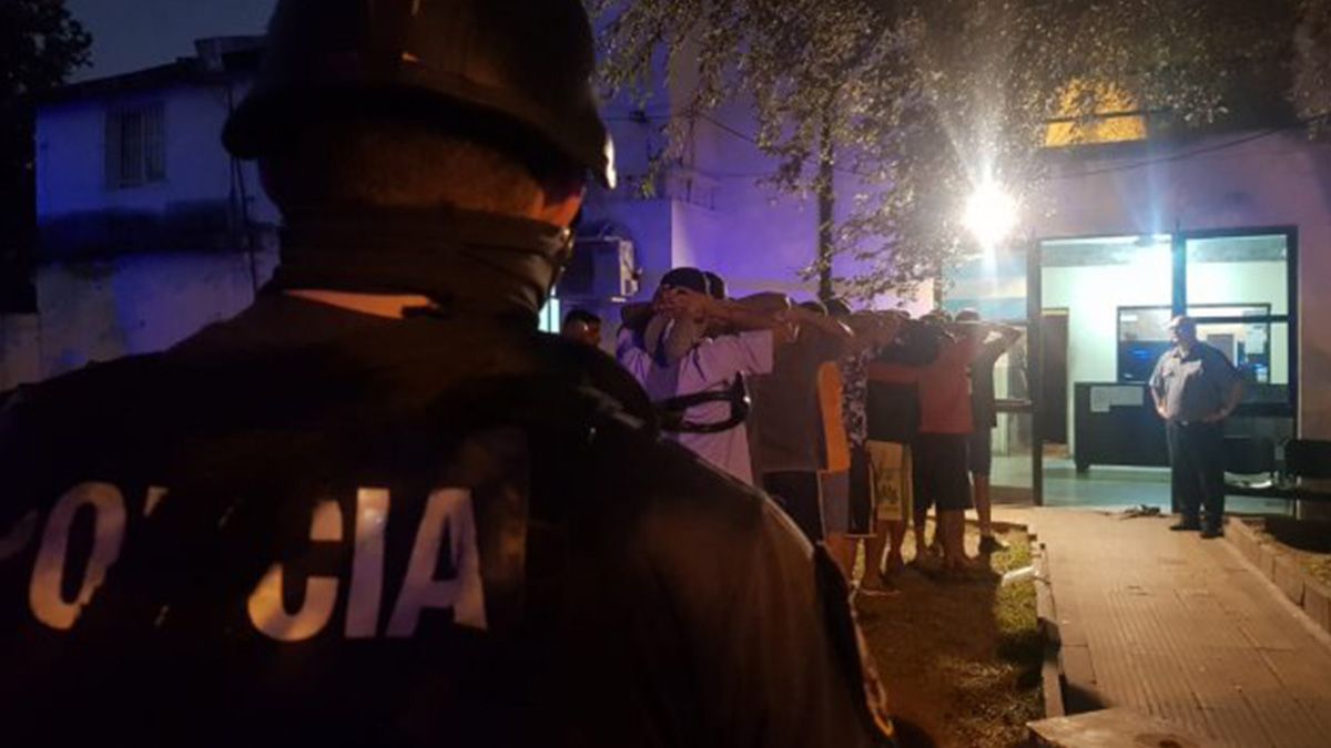 Detuvieron a 15 hombres por jugar un partido de fútbol durante la cuarentena