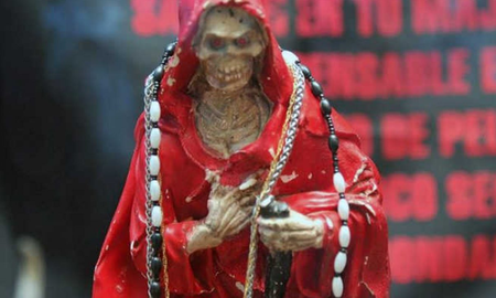 Joven degolló a su padre con un cuchillo tumbero como ofrenda a San La Muerte Joven degolló a su padre con un cuchillo tumbero como ofrenda a San La Muerte