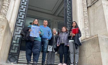 Vecinos autoconvocados se dirigieron al Ministerio de Seguridad para reclamar más intervención policial en la zona de la avenida Aristóbulo del Valle y otros barrios como Transporte y Belgrano. Vecinos autoconvocados se dirigieron al Ministerio de Seguridad para reclamar más intervención policial en la zona de la avenida Aristóbulo del Valle y otros barrios como Transporte y Belgrano.