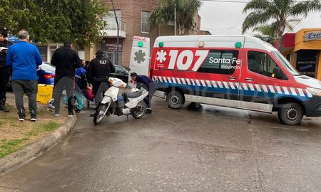 Una mujer que conducía una moto chocó con una camioneta en barrio Los Hornos y fue trasladada consciente al hospital. Una mujer que conducía una moto chocó con una camioneta en barrio Los Hornos y fue trasladada consciente al hospital.