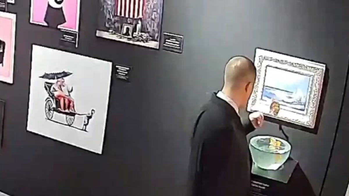 Un guardia de un museo en Rusia intentó comérselo una obra de arte. Un guardia de un museo en Rusia intentó comérselo una obra de arte.