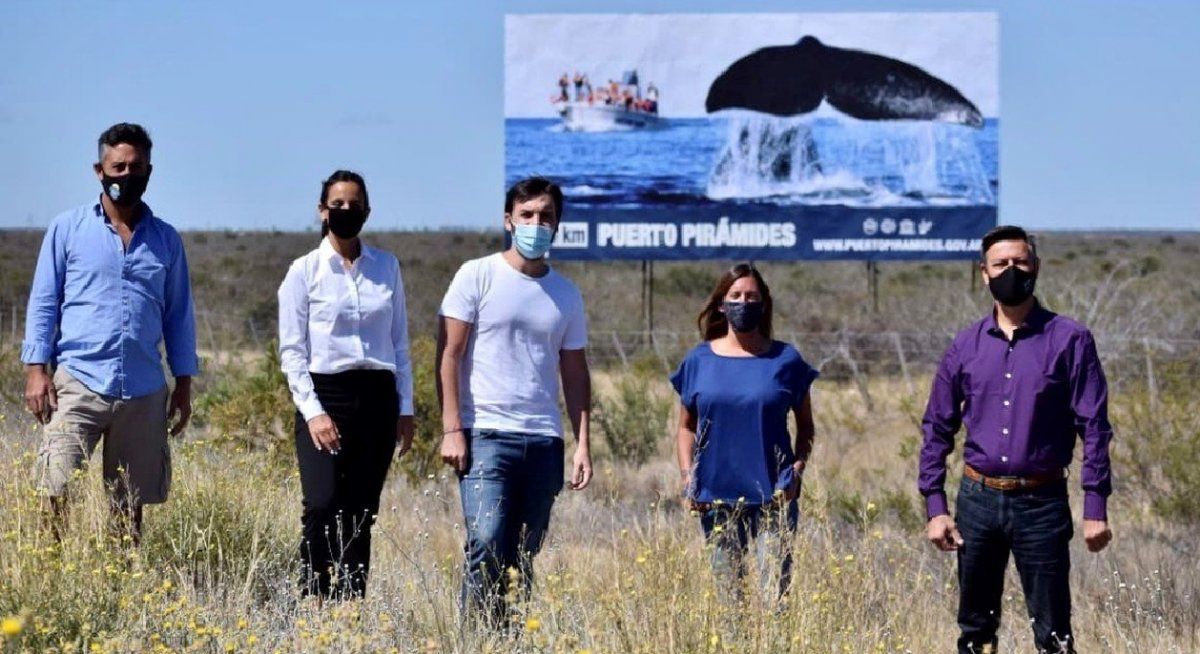 Gandón y los funcionarios de la provincia inauguraron un cartel sobre la Ruta 3 que está a 80 kilómetros de la ciudad.&nbsp;