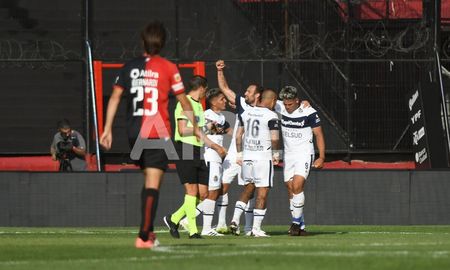 Colón pierde 2-0 ante Gimnasia y Esgrima de La Plata por la Copa Diego Maradona.visibility Colón pierde 2-0 ante Gimnasia y Esgrima de La Plata por la Copa Diego Maradona.visibility