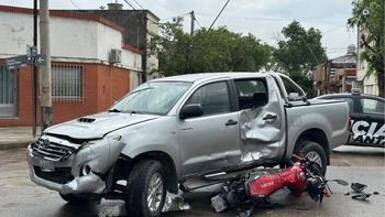 Fuerte accidente en Santa Fe: una moto se incrustó en una camioneta