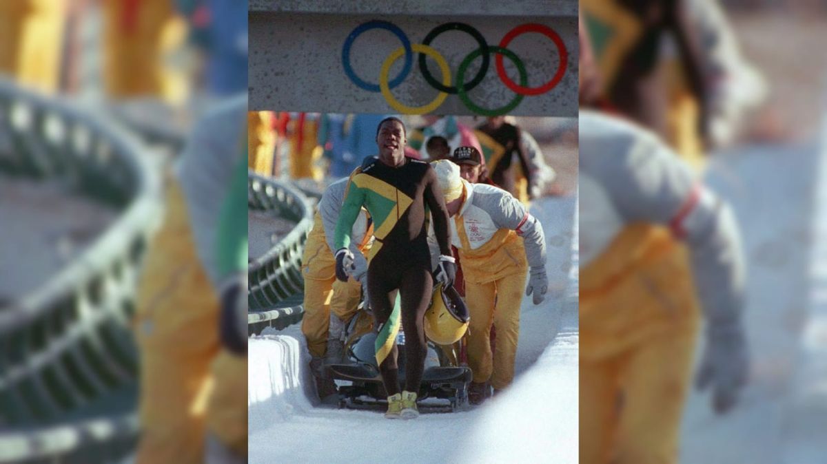 Tras estrellarse y volcar, recorrieron caminando el tramo que restaba hasta el final con la frente bien en alto, seguidos por el trineo que remolcaban los auxiliares, saludando y sonriendo a la multitud y dándole la mano a las innumerables personas que extendían las suyas y los felicitaban por el esfuerzo realizado y el espíritu deportivo evidenciado.