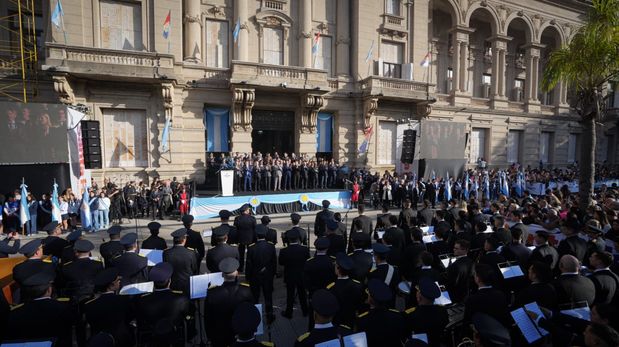 Tras el Tedeum, comenzó el acto central por el 25 de Mayo frente a la Casa de Gobierno de Santa Fe.
