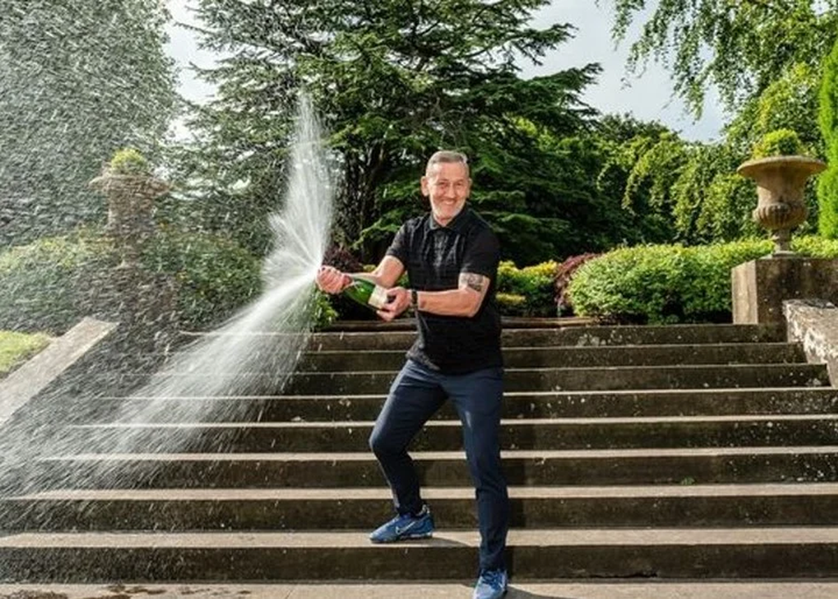 Cameron descorchó champagne y celebró con su familia.