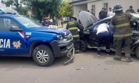 Policías y Bomberos Zapadores tras el accidente vehicular. Policías y Bomberos Zapadores tras el accidente vehicular.