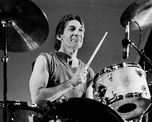 Charlie Watts aportó su elegancia y técnica del jazz para moldear el sonido clásico de Sus Majestades Satánicas. Charlie Watts aportó su elegancia y técnica del jazz para moldear el sonido clásico de Sus Majestades Satánicas.