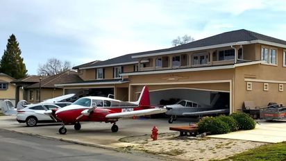 El exclusivo barrio de California donde los aviones se estacionan frente a cada casa
