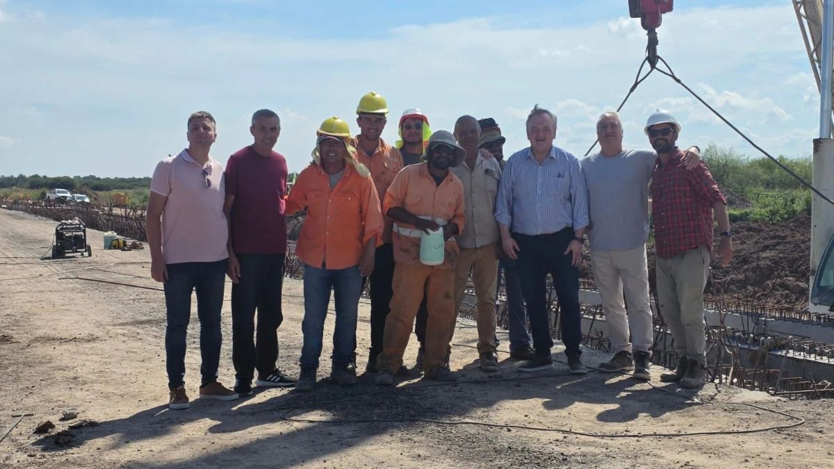 El senador Felipe Michlig y autoridades de Vialidad supervisaron el montaje de vigas en la Ruta Provincial 4. El senador Felipe Michlig y autoridades de Vialidad supervisaron el montaje de vigas en la Ruta Provincial 4.
