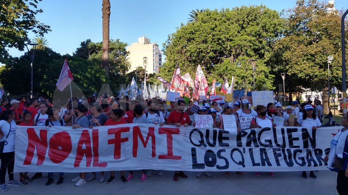 Agrupaciones de izquierda marcharon en Santa Fe para repudiar el acuerdo entre el gobierno nacional y el FMI.&nbsp;
